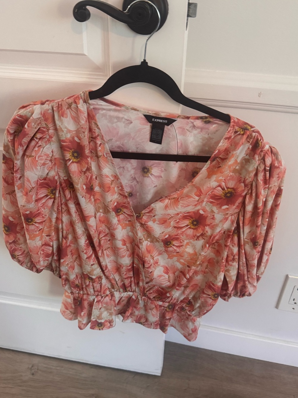 Express Floral Puff-Sleeve V-Neck Cropped Blouse - Coral